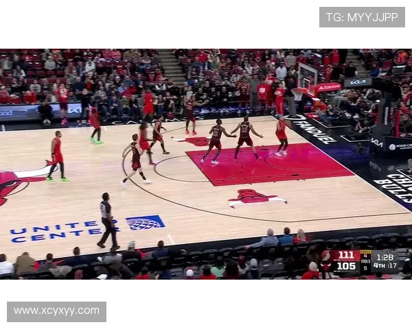 [NBA]佩顿击地妙传 巴特勒跟进双手暴扣.